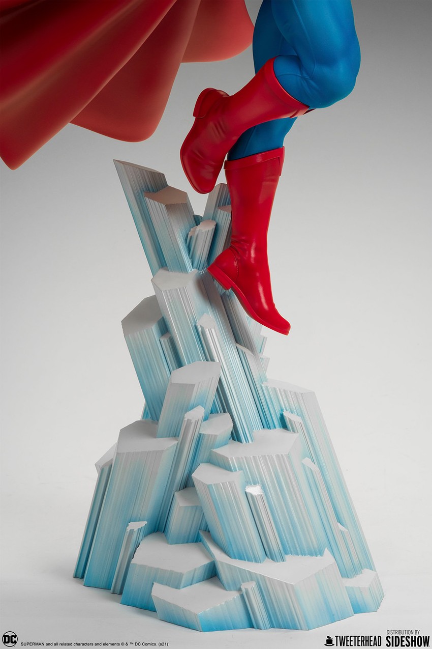 DC Comics Superman Maquette  Collector Edition - Prototype Shown View 6