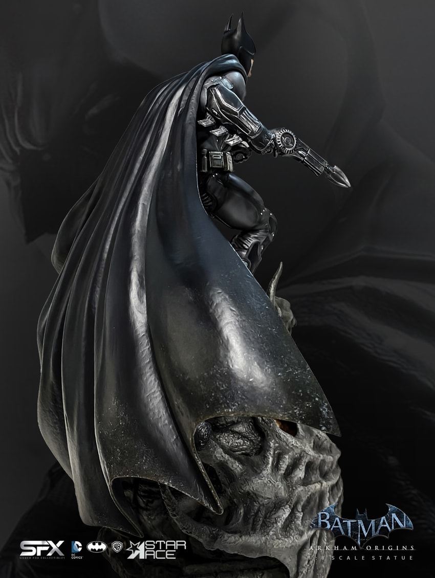 Batman Arkham Origins Collector Edition - Prototype Shown View 5
