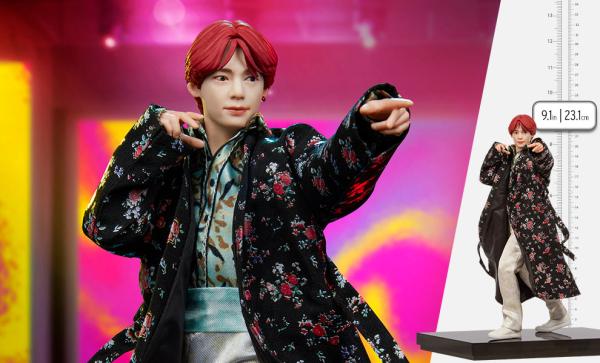 V Deluxe Statue