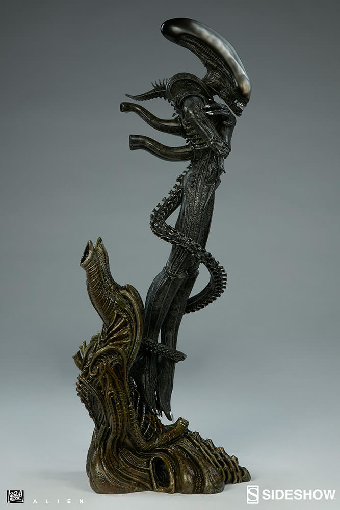 alien alien statue by