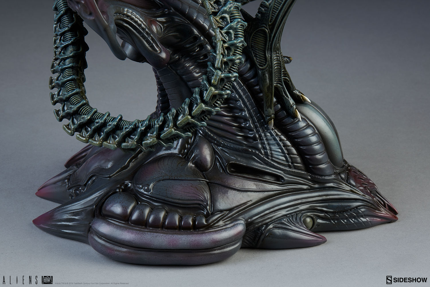 sideshow alien statue