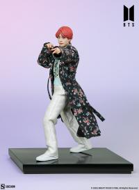 Gallery Image of V Deluxe Statue