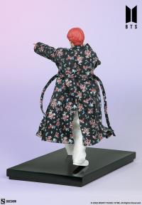 Gallery Image of V Deluxe Statue