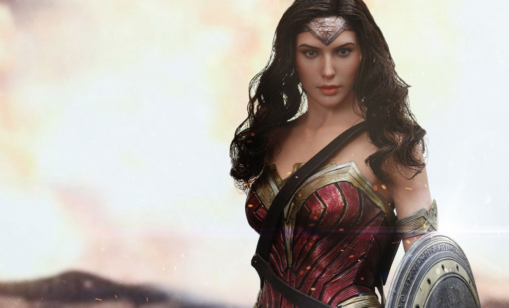 Gallery Feature Image of Wonder Woman Sixth Scale Figure - Click to open image gallery
