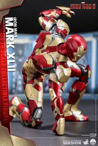 Gallery Image of Iron Man Mark XLII Quarter Scale Figure