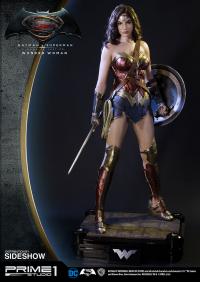 Gallery Image of Wonder Woman Polystone Statue