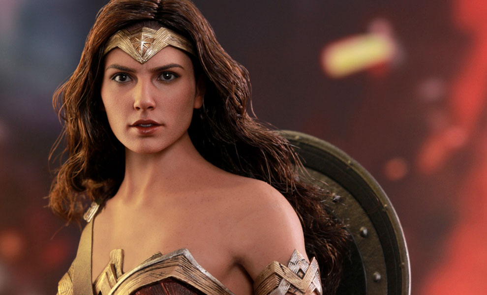 Gallery Feature Image of Wonder Woman Sixth Scale Figure - Click to open image gallery