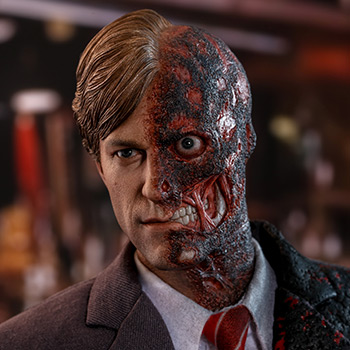 Hot Toys DC Comics Two-Face Sixth Scale Collectible Figure | Sideshow  Collectibles