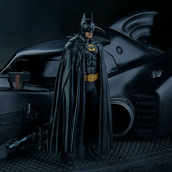 Batman & Batmobile Deluxe DC Comics 1:10 Scale Statue