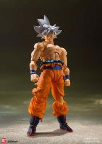 Gallery Image of Son Goku (Ultra Instinct) Collectible Figure