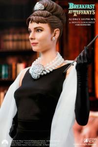 Gallery Image of Audrey Hepburn as Holly Golightly Statue