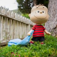 Gallery Image of Linus with Blanket Vinyl Collectible