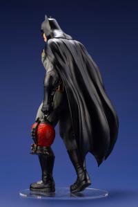 Gallery Image of Batman: Last Knight on Earth Statue