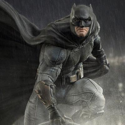 Batman on Batsignal Deluxe 1:10 Scale Statue - Iron Studios