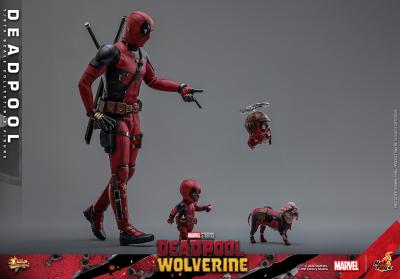Deadpool ajoelhado com Babypool e Peggy