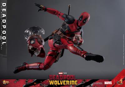 Deadpool de corpo inteiro com espada no ombro