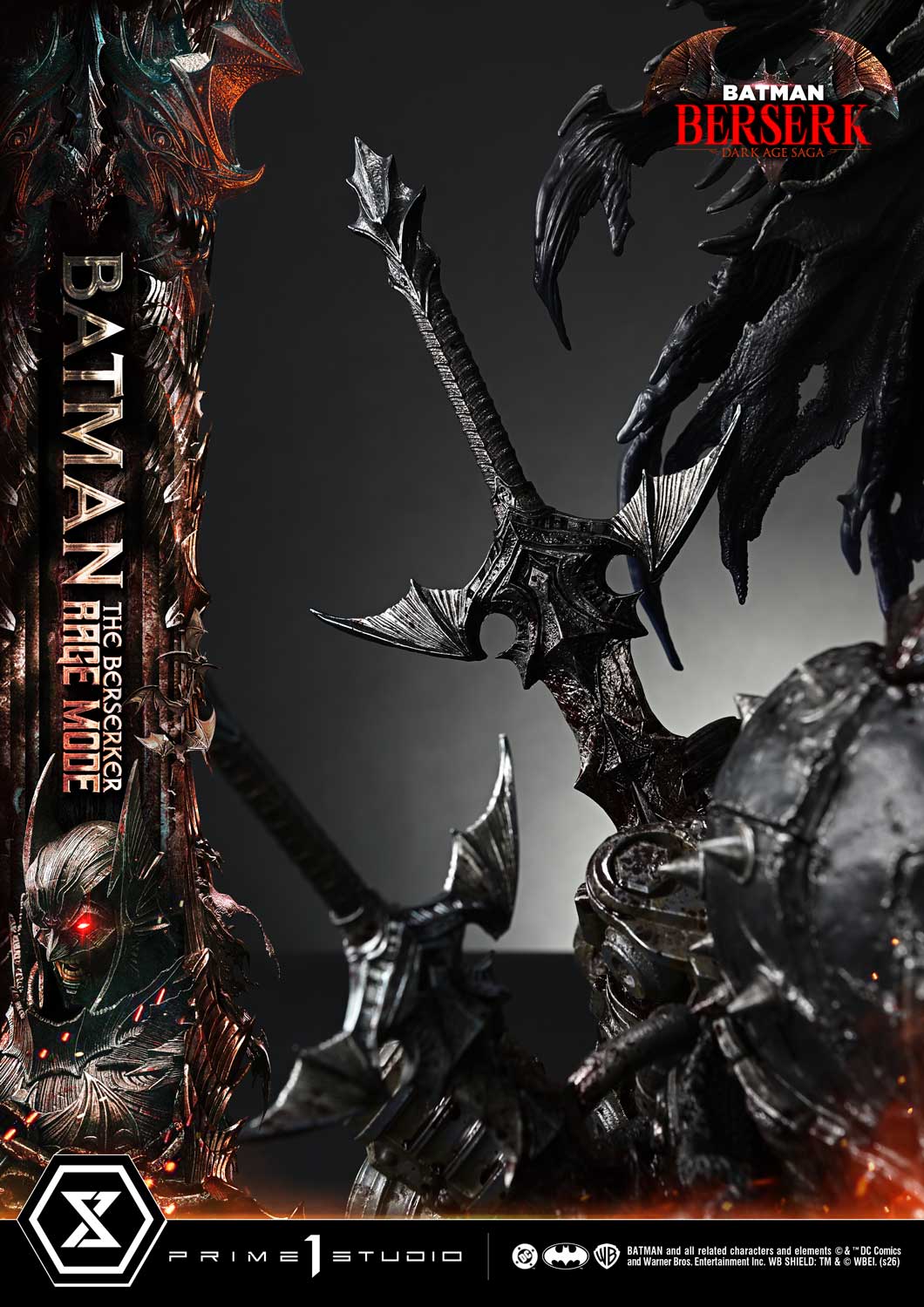 Detalhe do machado e braço da criatura demoníaca da estátua Batman Berserker na ActionFigureWorld